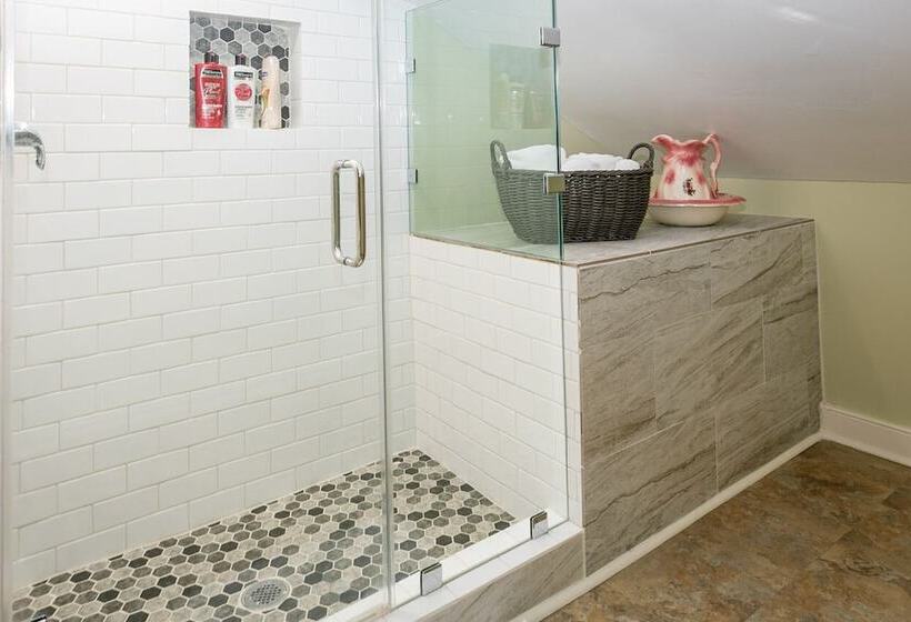 هتل Adams League Historic Inn