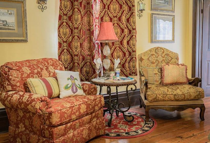 هتل Adams League Historic Inn