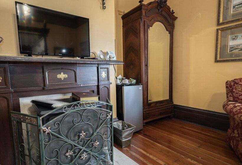 هتل Adams League Historic Inn