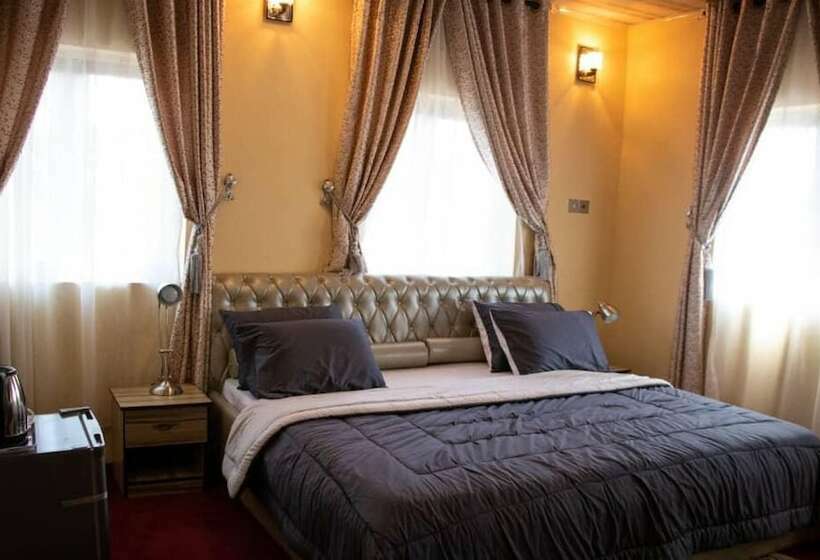 هتل Ralph And Comfort Luxury Suites