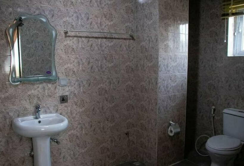 هتل Ralph And Comfort Luxury Suites