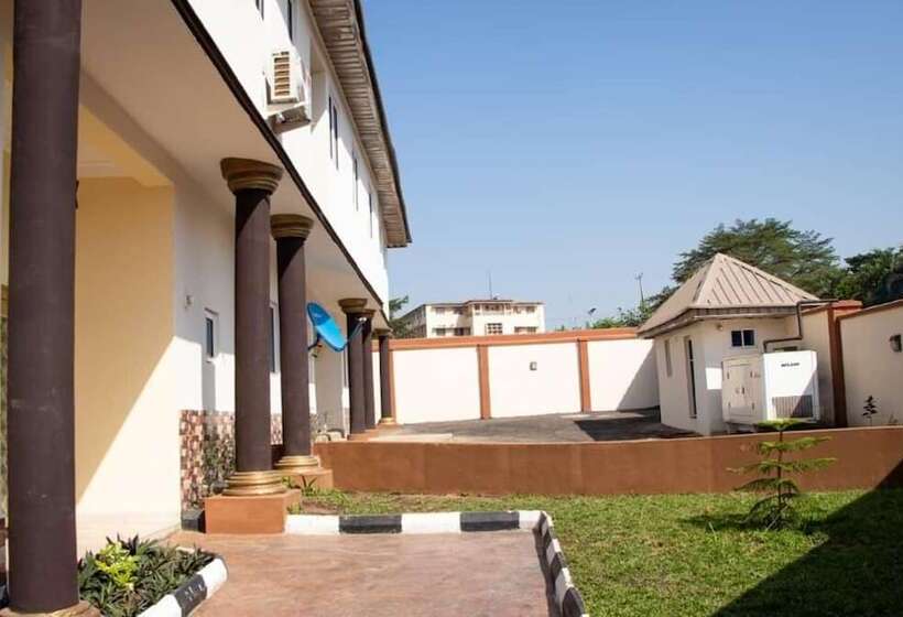 هتل Ralph And Comfort Luxury Suites