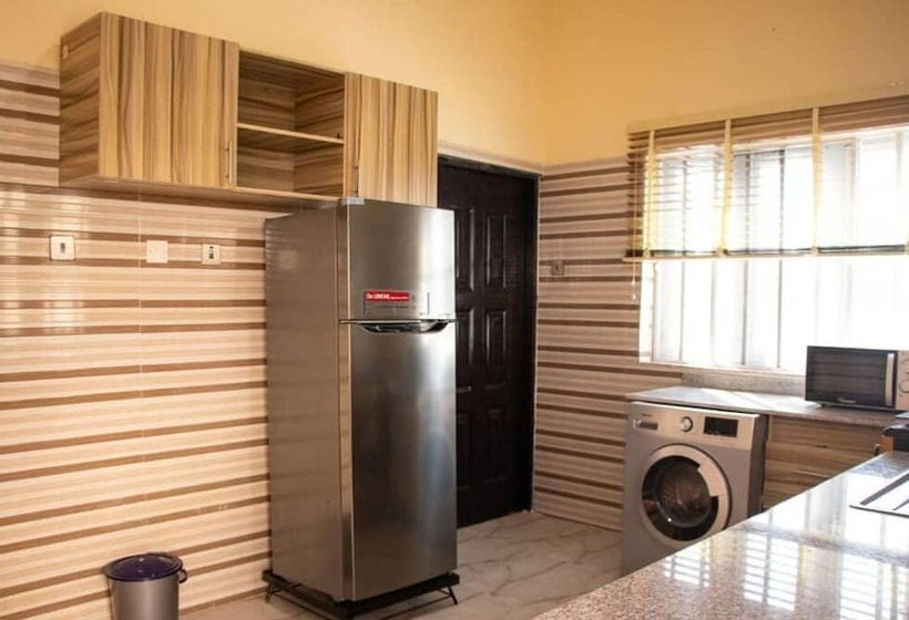 هتل Ralph And Comfort Luxury Suites