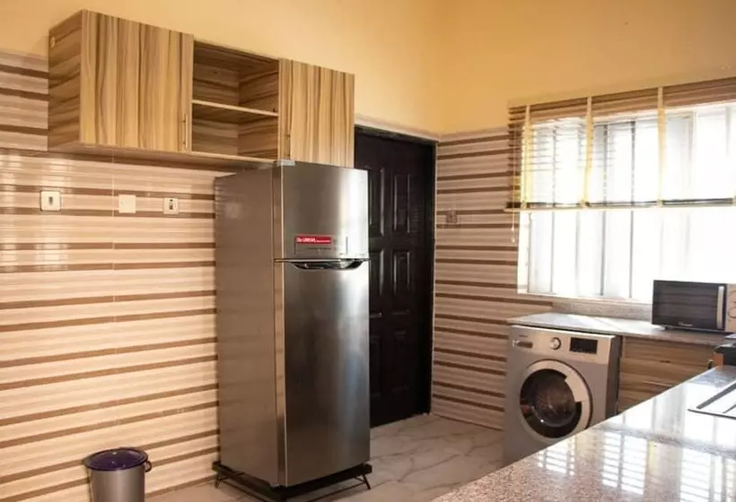 هتل Ralph And Comfort Luxury Suites