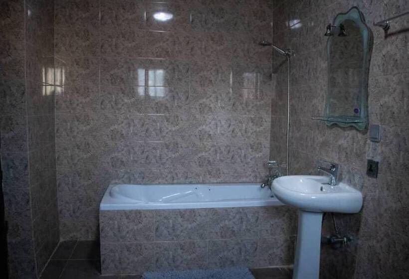 هتل Ralph And Comfort Luxury Suites