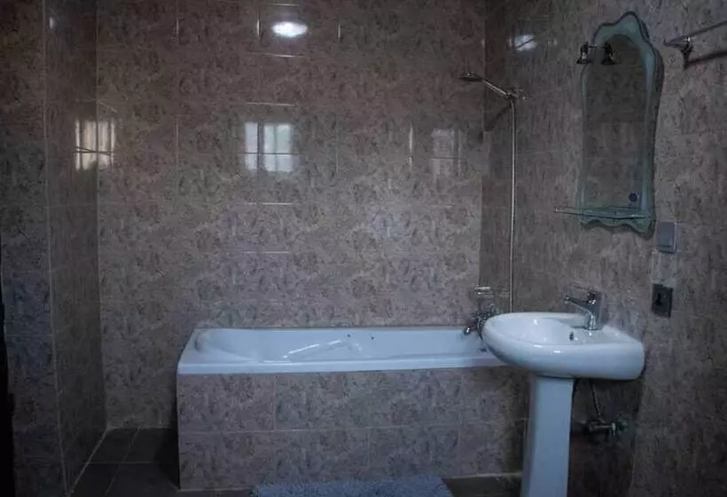 هتل Ralph And Comfort Luxury Suites