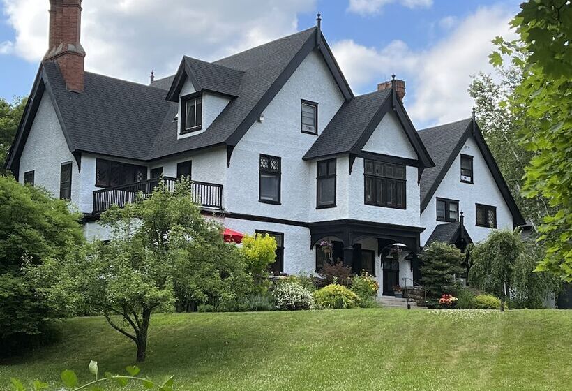 مبيت وإفطار Manor House Inn