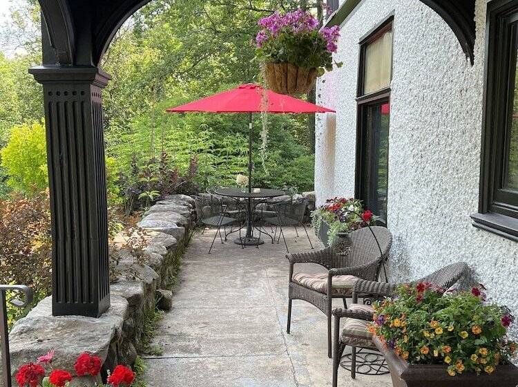 مبيت وإفطار Manor House Inn