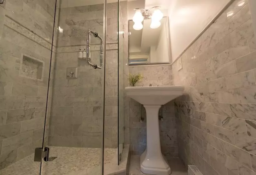 تختخواب و صبحانه Serenity Inn Newport