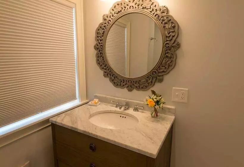 تختخواب و صبحانه Serenity Inn Newport