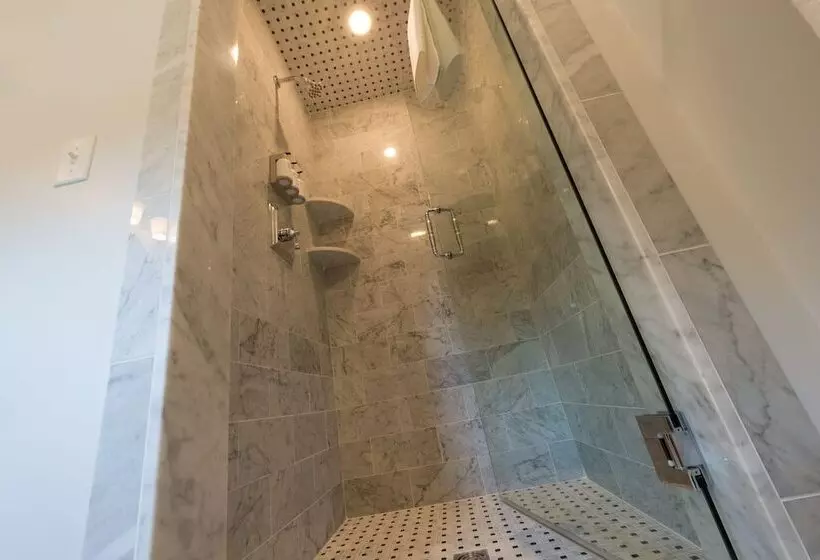 تختخواب و صبحانه Serenity Inn Newport