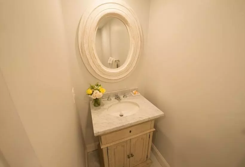 تختخواب و صبحانه Serenity Inn Newport