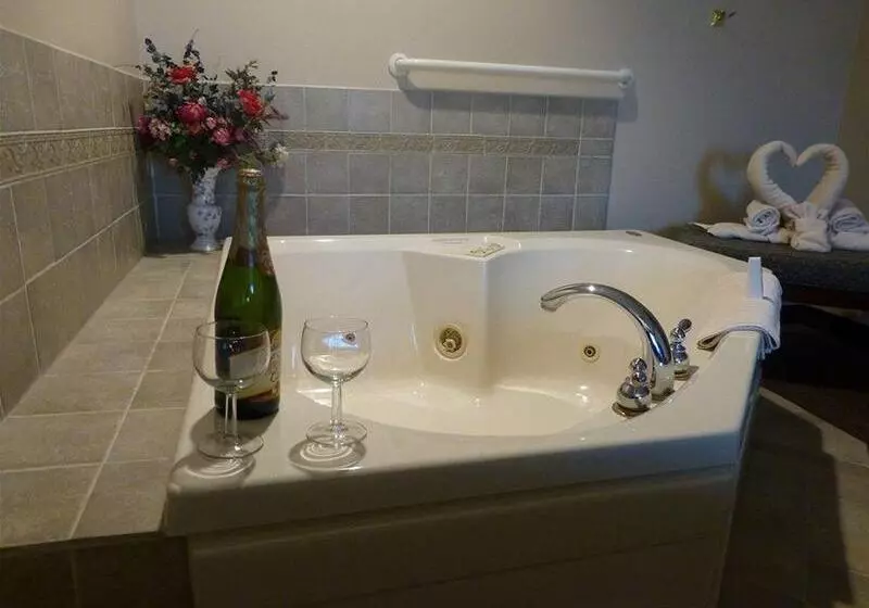 민박 Hearthstone Inn & Suites