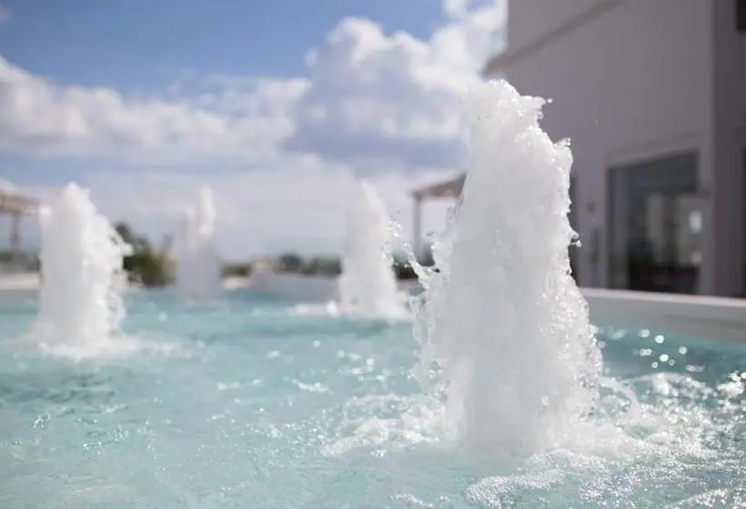 Hotelli Asterias Beach Resort