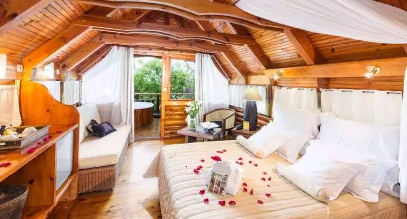 هتل Lodge Roche Tamarin