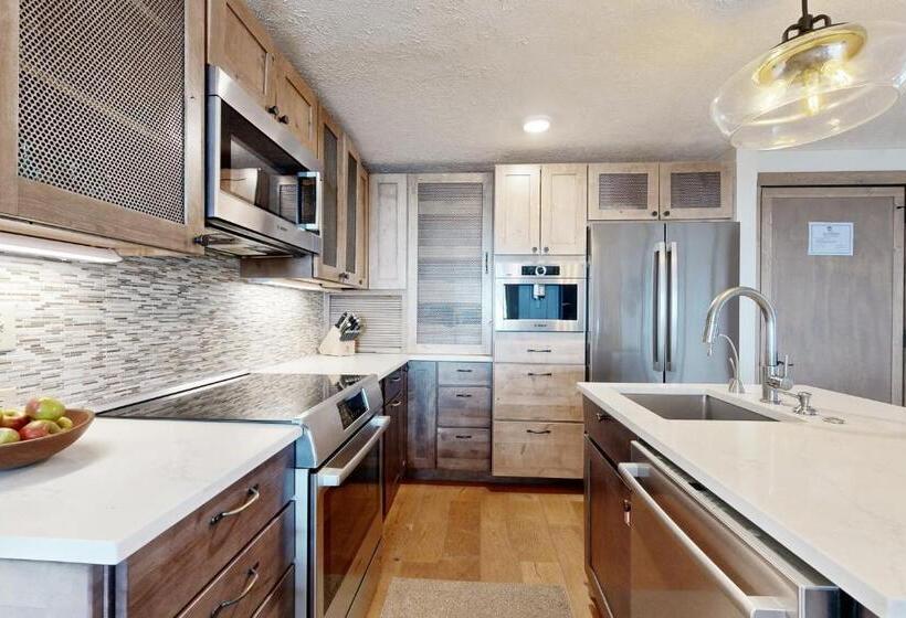 Отель Majestic Chateaux