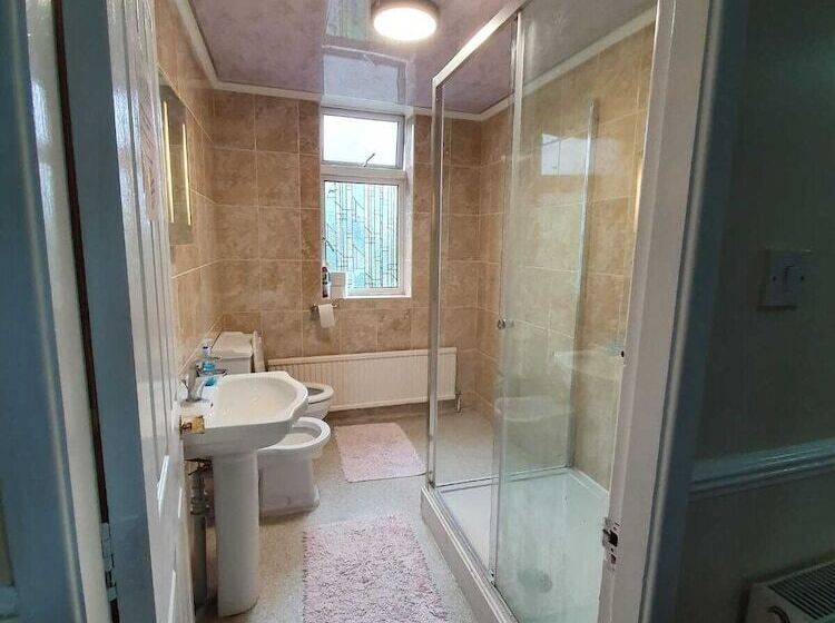 فندق The Handforth Lodge