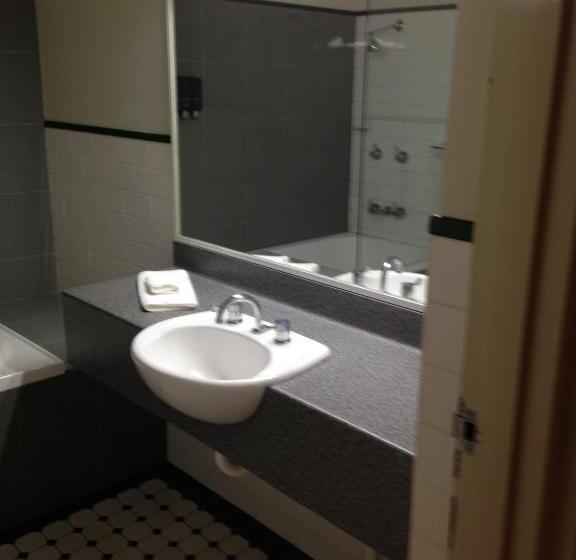 Motel Francis Phillip Motor Inn And The Lodge