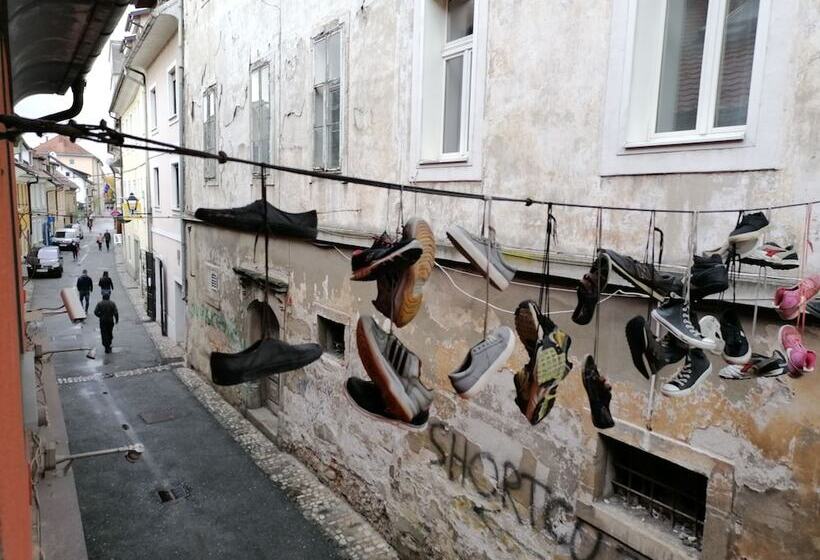 هتل Cukrarna Hostel