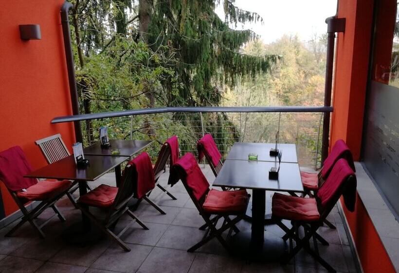 هتل Cukrarna Hostel