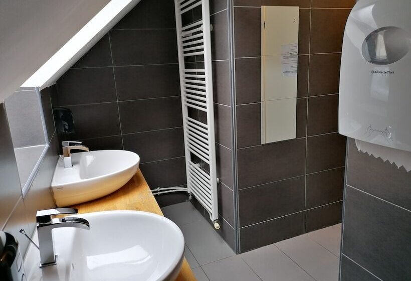 هتل Cukrarna Hostel