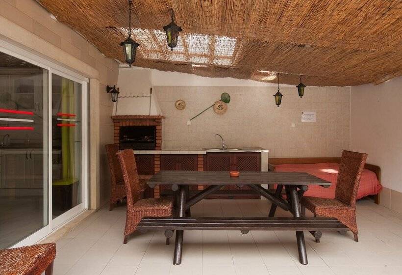 Ericeira Chill Hill Hostel & Private Rooms