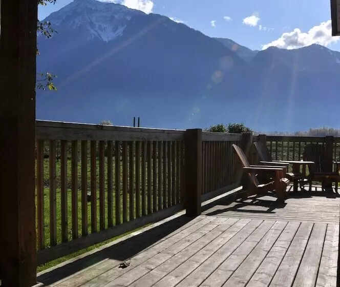 ホテル Fraser River Outpost Lodge