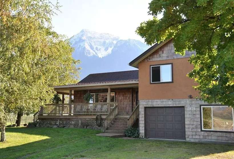 ホテル Fraser River Outpost Lodge