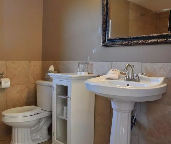 ホテル Fraser River Outpost Lodge