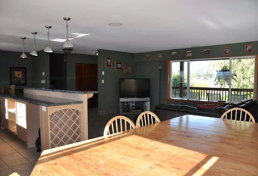 ホテル Fraser River Outpost Lodge