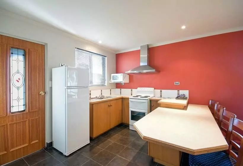 هتل Leisure Ville Holiday Centre