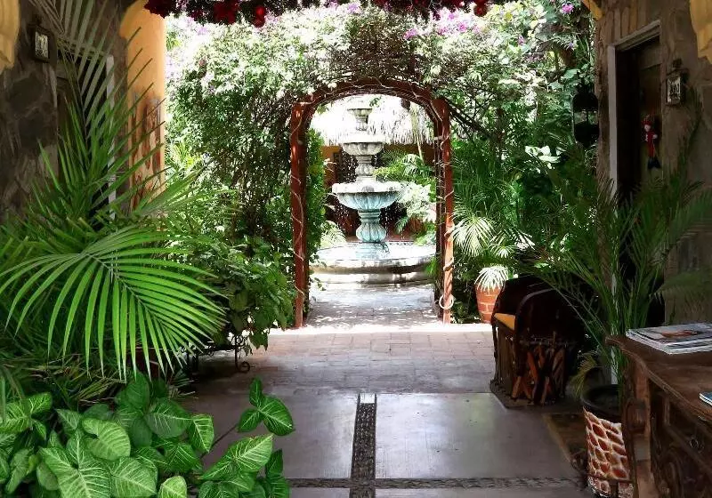 هتل The Mexican Inn