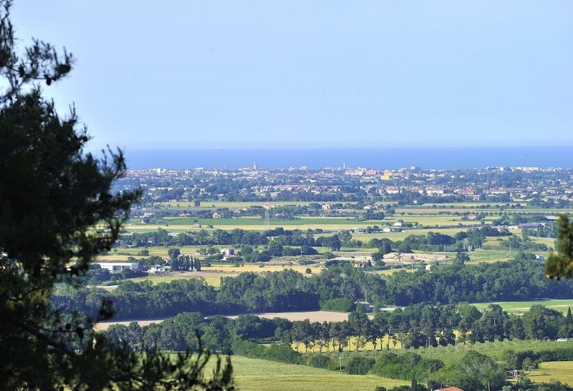 فندق Albergo Diffuso Borgo Montemaggiore