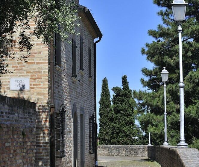 فندق Albergo Diffuso Borgo Montemaggiore