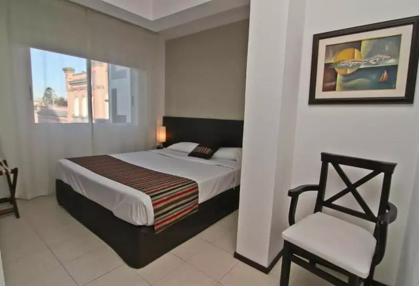 فندق De La Plaza