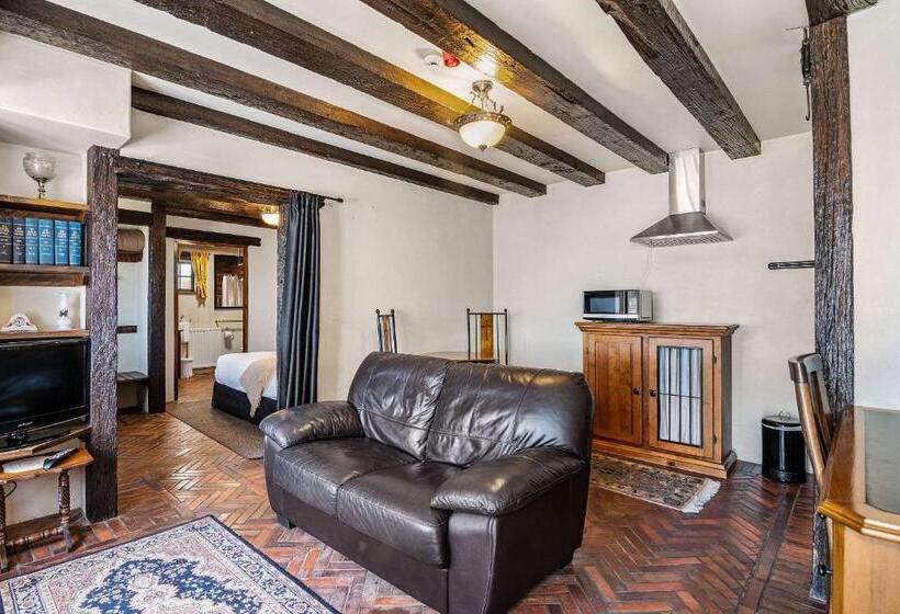 The Honest Lawyer, Ascend Hotel Collection