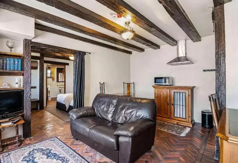 The Honest Lawyer, Ascend Hotel Collection