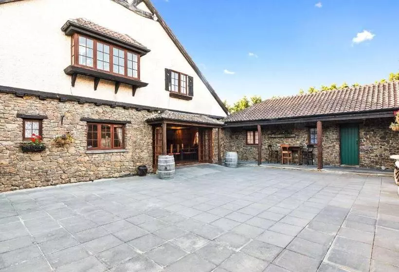 The Honest Lawyer, Ascend Hotel Collection