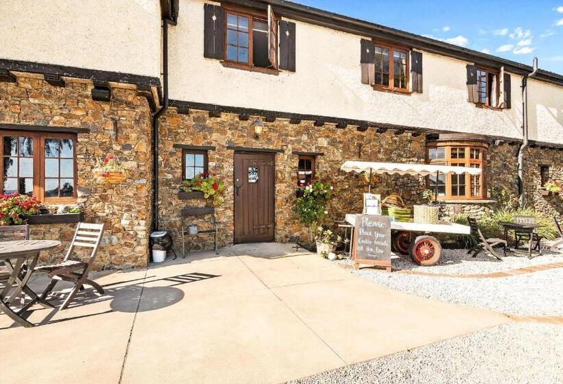 The Honest Lawyer, Ascend Hotel Collection