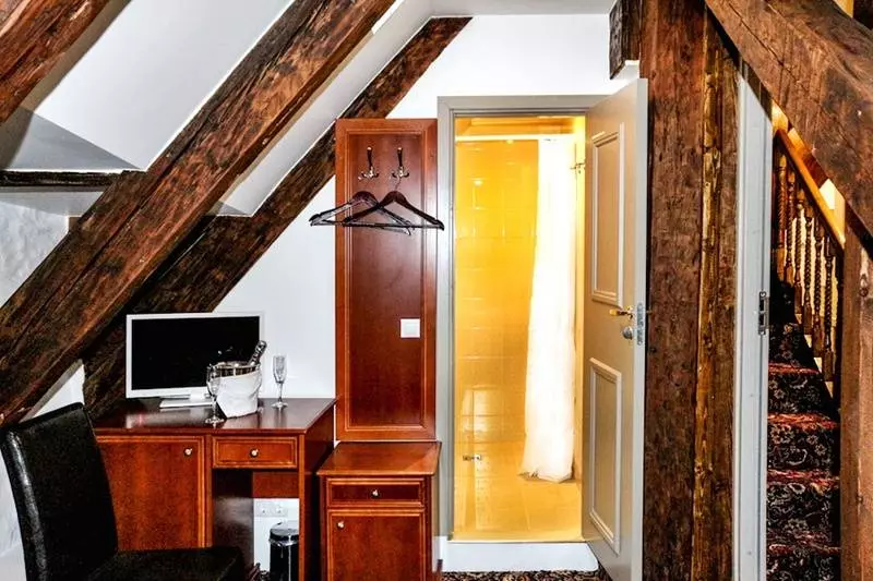 هتل Three Crowns Residents