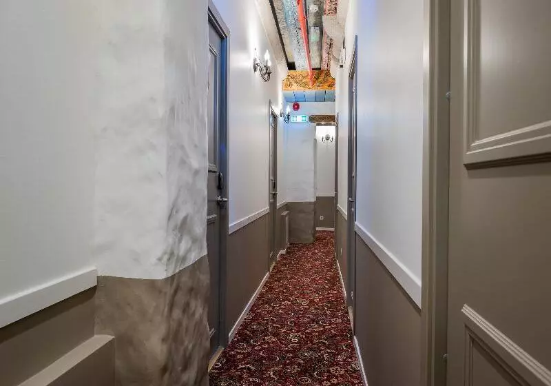 هتل Three Crowns Residents