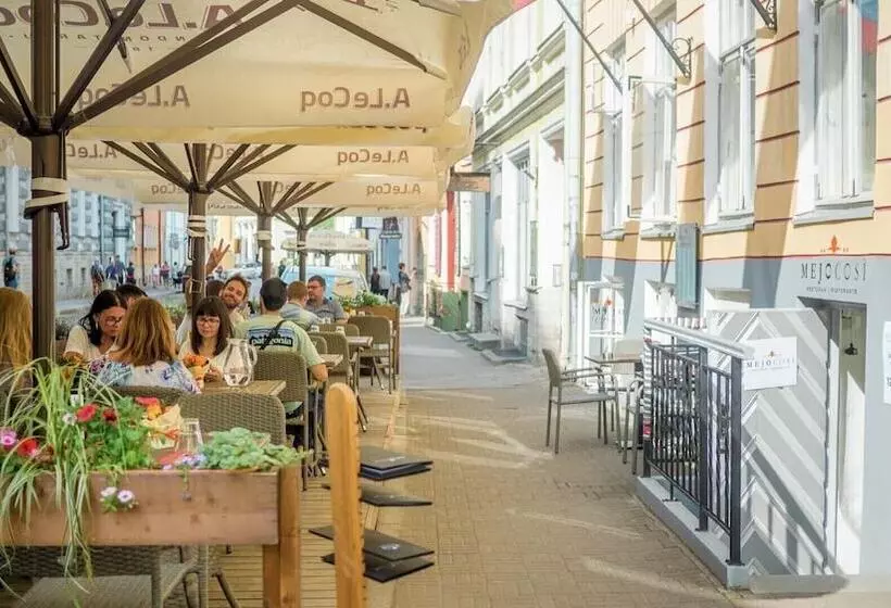 هتل Three Crowns Residents