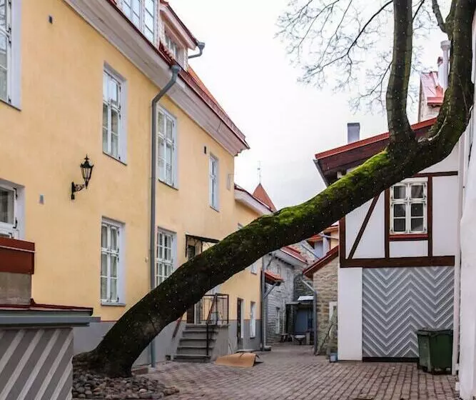 هتل Three Crowns Residents