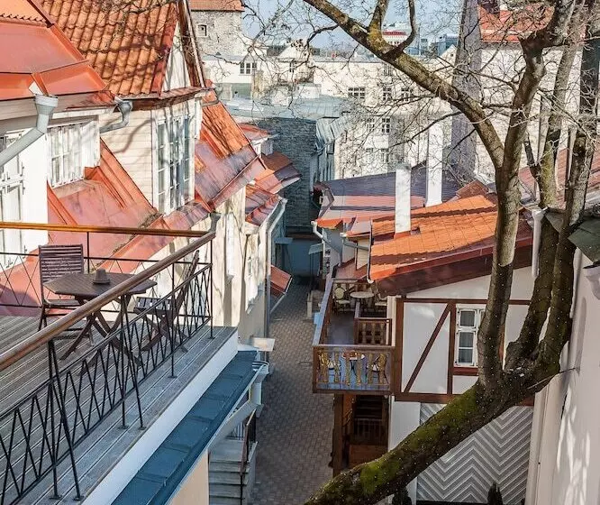 هتل Three Crowns Residents