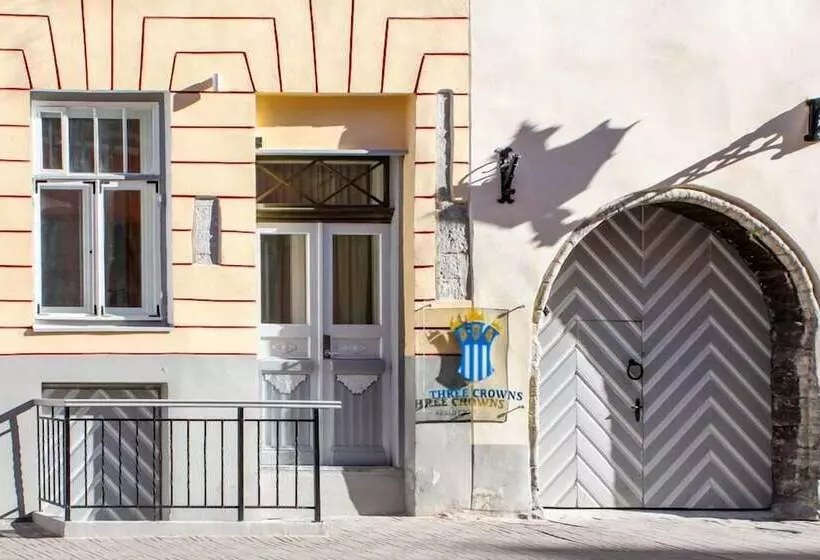 هتل Three Crowns Residents