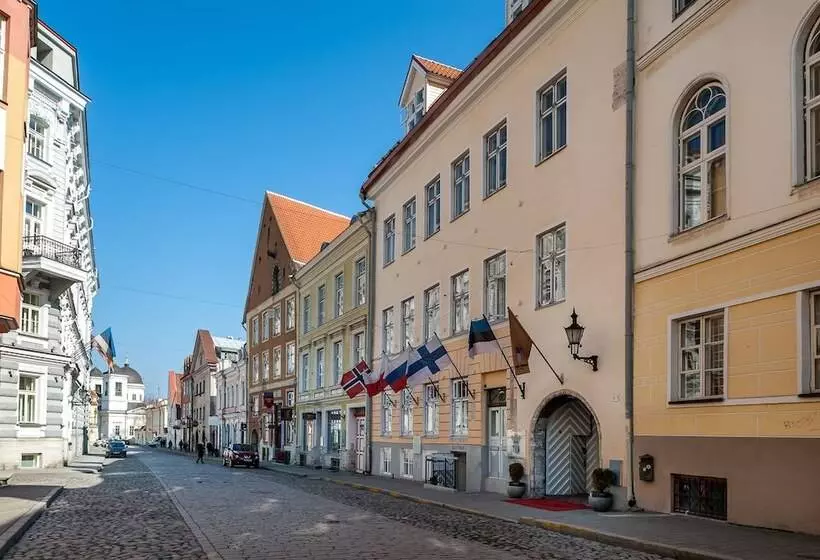 هتل Three Crowns Residents