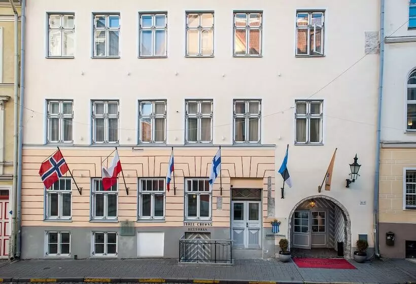 هتل Three Crowns Residents