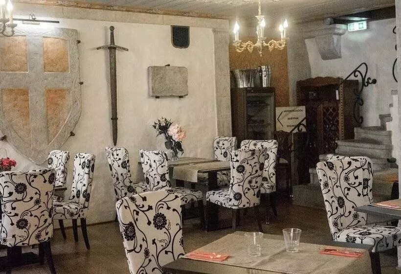 هتل Three Crowns Residents