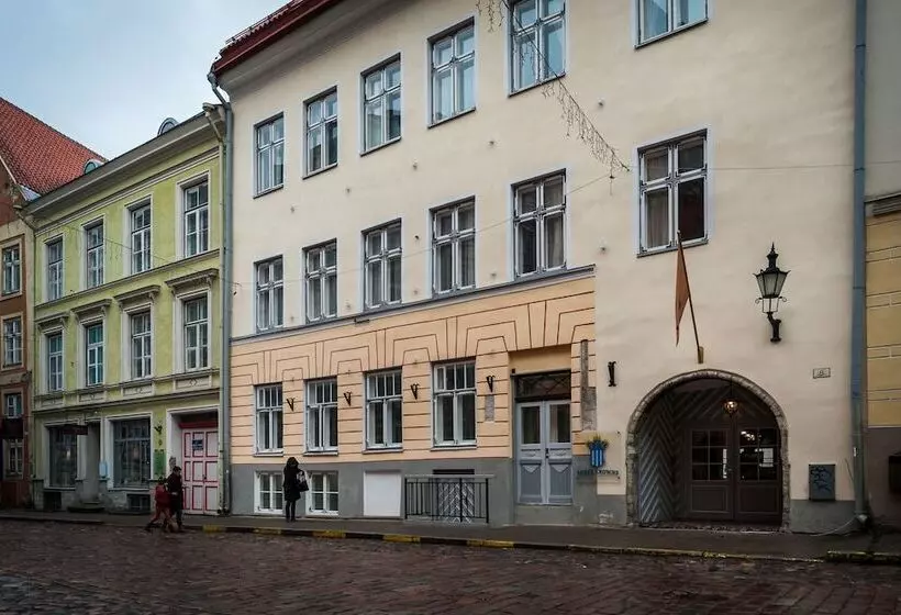 هتل Three Crowns Residents