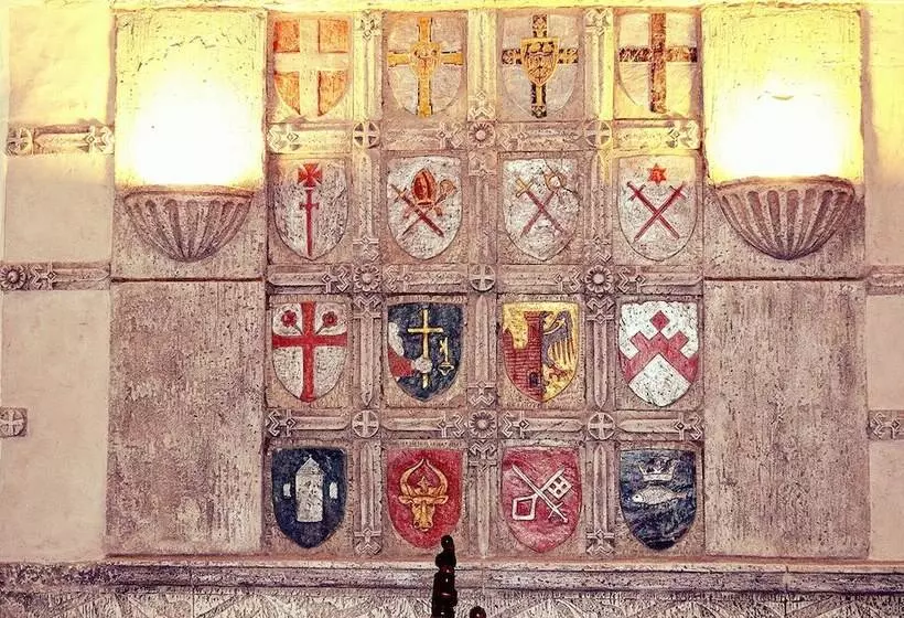 هتل Three Crowns Residents